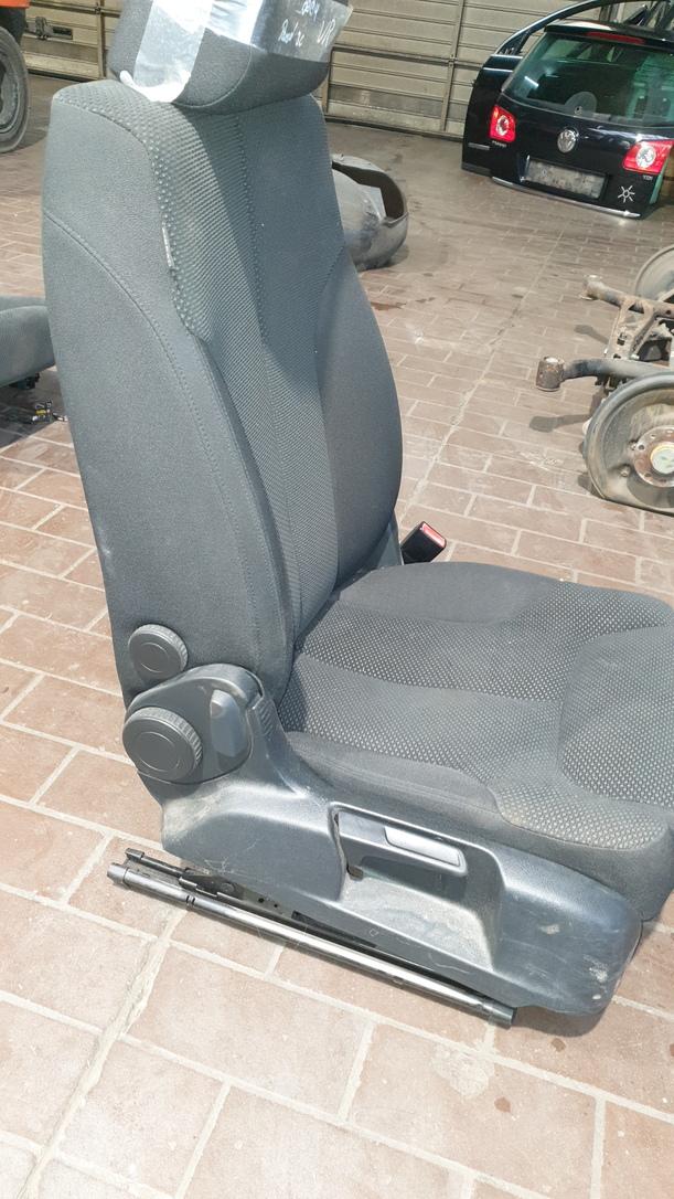 Foto: SITZ VORN RECHTS (BEIFAHRERSITZ / UMKLAPPBAR eines VW Passat Variant 2.0 TDI DPF