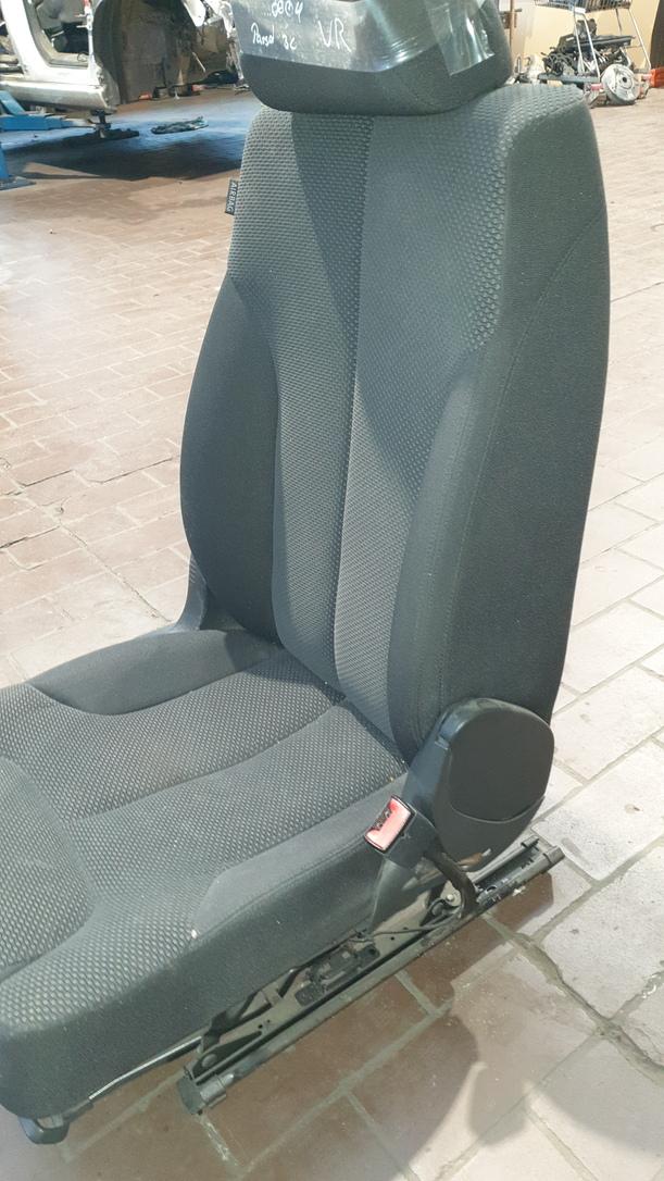 Foto: SITZ VORN RECHTS (BEIFAHRERSITZ / UMKLAPPBAR eines VW Passat Variant 2.0 TDI DPF