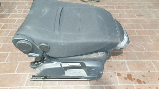 Foto: SITZ VORN RECHTS (BEIFAHRERSITZ / UMKLAPPBAR eines VW Passat Variant 2.0 TDI DPF