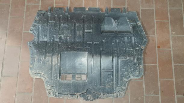 Foto: UNTERFAHRSCHUTZ/ GERÄUSCHDÄMMUNG VORN eines VW Passat Variant 2.0 TDI DPF