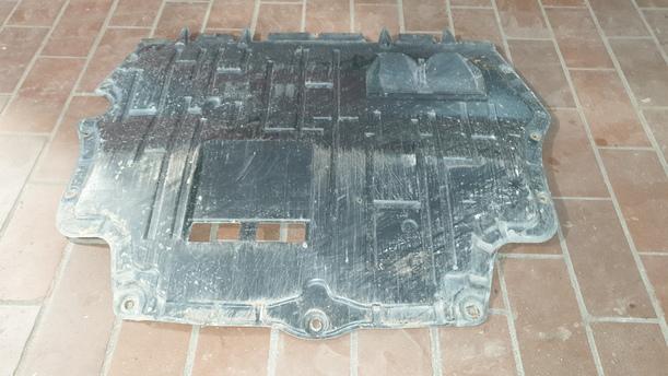 Foto: UNTERFAHRSCHUTZ/ GERÄUSCHDÄMMUNG VORN eines VW Passat Variant 2.0 TDI DPF