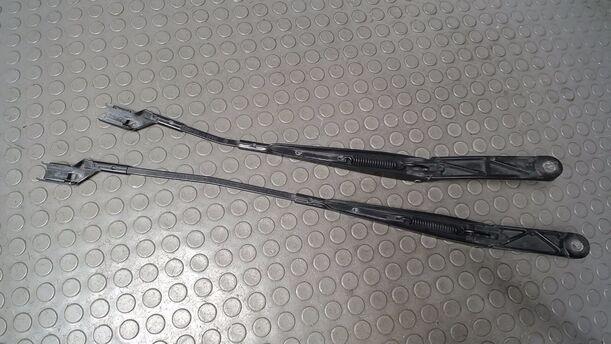 Foto: SCHEIBENWISCHERARME VORN eines VW Passat Variant 2.0 TDI DPF