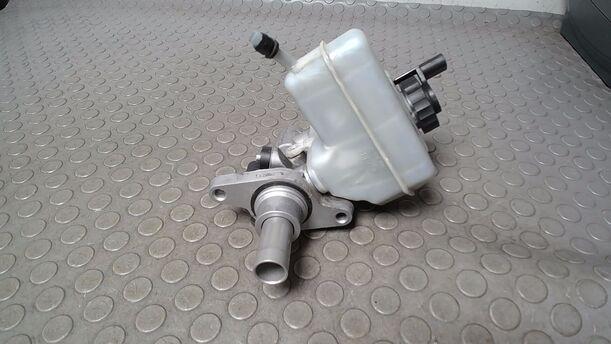 Foto: HAUPTBREMSZYLINDER eines VW Passat Variant 2.0 TDI DPF