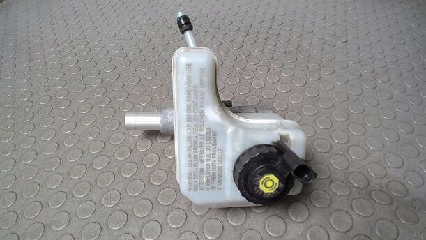 Foto: HAUPTBREMSZYLINDER eines VW Passat Variant 2.0 TDI DPF