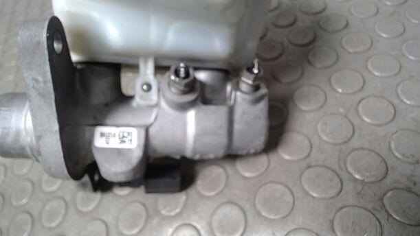 Foto: HAUPTBREMSZYLINDER eines VW Passat Variant 2.0 TDI DPF