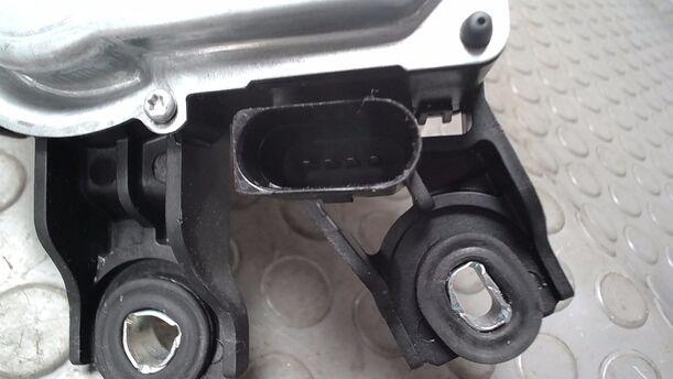 Foto: SCHEIBENWISCHERMOTOR HINTEN eines VW Passat Variant 2.0 TDI DPF