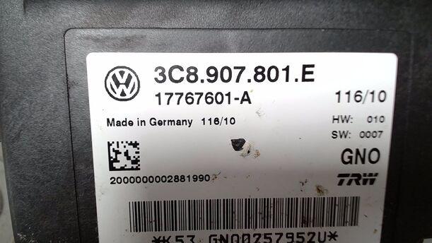 Foto: STEUERGERÄT AIRBAG/ AIRBAGSTEUERGERÄT eines VW Passat Variant 2.0 TDI DPF