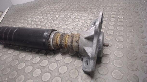 Foto: STOSSDÄMPFER HINTEN eines Opel Corsa 1.4 16V
