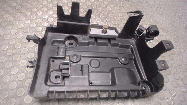 Foto: BATTERIEKASTEN eines Opel Corsa 1.4 16V