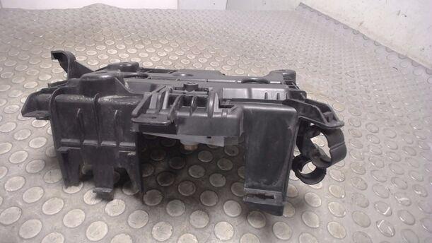 Foto: BATTERIEKASTEN eines Opel Corsa 1.4 16V