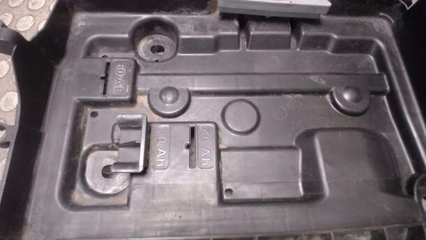 Foto: BATTERIEKASTEN eines Opel Corsa 1.4 16V