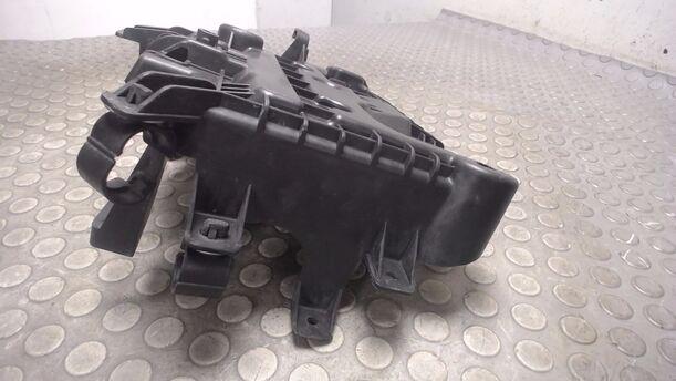 Foto: BATTERIEKASTEN eines Opel Corsa 1.4 16V