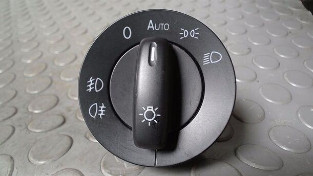 Foto: LICHTSCHALTER ( NEBELSCHEINWERFER ) eines VW Passat Variant 2.0 TDI DPF