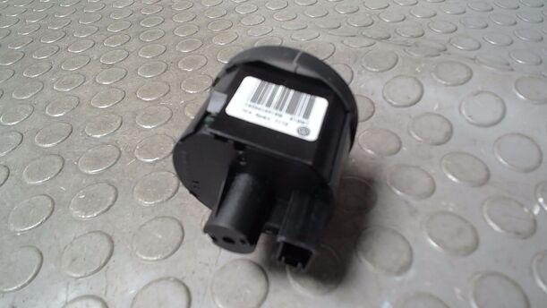 Foto: LICHTSCHALTER ( NEBELSCHEINWERFER ) eines VW Passat Variant 2.0 TDI DPF