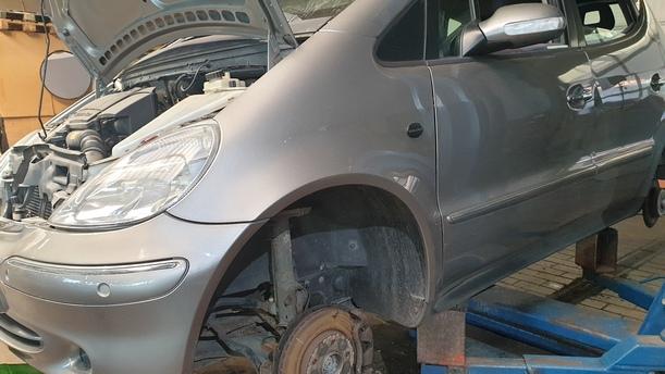 Foto: KOTFLÜGEL LINKS eines Mercedes-Benz A 160 L