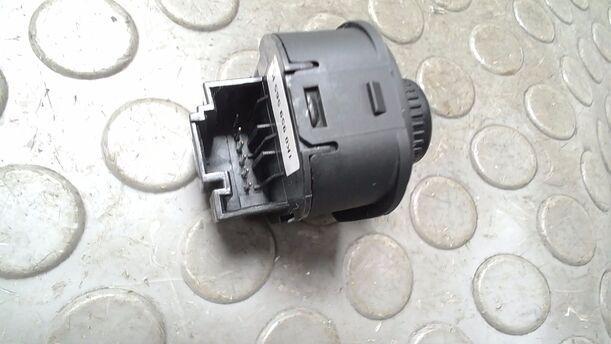 Foto: SCHALTER AUSSENSPIEGELVERSTELLUNG eines VW Passat Variant 2.0 TDI DPF GL