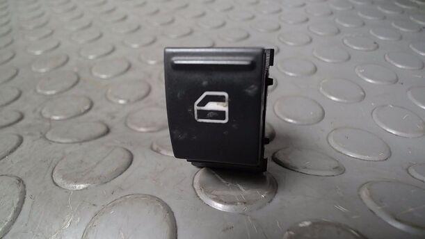 Foto: FENSTERHEBERSCHALTER HINTEN eines VW Passat Variant 2.0 TDI DPF GL