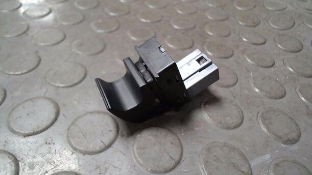 Foto: FENSTERHEBERSCHALTER HINTEN eines VW Passat Variant 2.0 TDI DPF GL