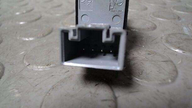 Foto: FENSTERHEBERSCHALTER HINTEN eines VW Passat Variant 2.0 TDI DPF GL
