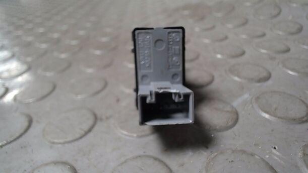 Foto: FENSTERHEBERSCHALTER HINTEN eines VW Passat Variant 2.0 TDI DPF GL