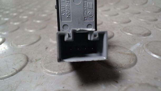 Foto: FENSTERHEBERSCHALTER HINTEN eines VW Passat Variant 2.0 TDI DPF GL