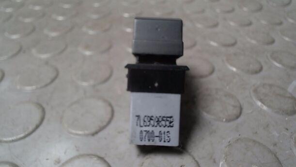 Foto: FENSTERHEBERSCHALTER HINTEN eines VW Passat Variant 2.0 TDI DPF GL