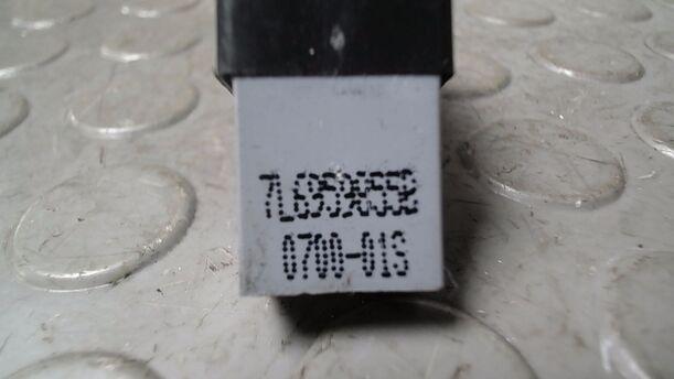 Foto: FENSTERHEBERSCHALTER HINTEN eines VW Passat Variant 2.0 TDI DPF GL