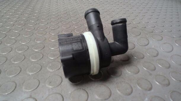 Foto: ELEKTRISCHE ZUSATZWASSERPUMPE eines VW Passat Variant 2.0 TDI DPF GL