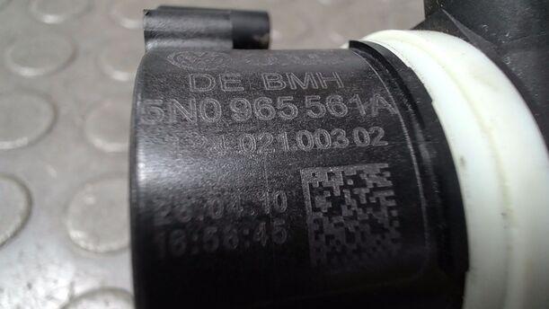 Foto: ELEKTRISCHE ZUSATZWASSERPUMPE eines VW Passat Variant 2.0 TDI DPF GL