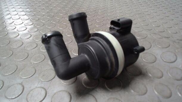 Foto: ELEKTRISCHE ZUSATZWASSERPUMPE eines VW Passat Variant 2.0 TDI DPF GL