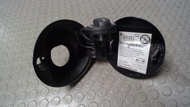 Foto: TANKKLAPPE/ TANKDECKEL eines VW Passat Variant 2.0 TDI DPF GL