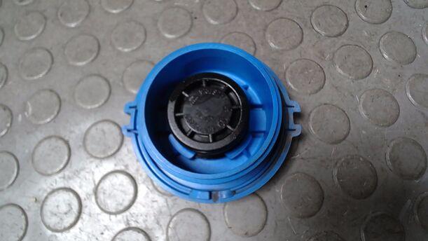 Foto: DECKEL AUSGLEICHSBEHÄLTER eines VW Passat Variant 2.0 TDI DPF GL