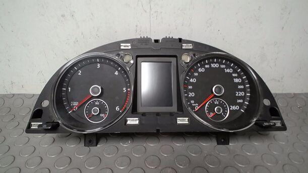 Foto: TACHOEINHEIT/ INSTRUMENTENTAFEL eines VW Passat Variant 2.0 TDI DPF GL