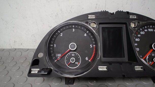 Foto: TACHOEINHEIT/ INSTRUMENTENTAFEL eines VW Passat Variant 2.0 TDI DPF GL