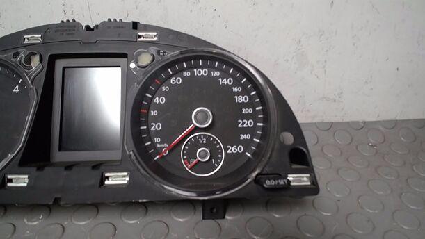 Foto: TACHOEINHEIT/ INSTRUMENTENTAFEL eines VW Passat Variant 2.0 TDI DPF GL