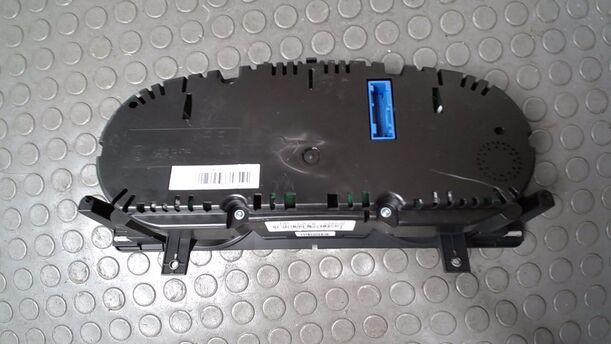 Foto: TACHOEINHEIT/ INSTRUMENTENTAFEL eines VW Passat Variant 2.0 TDI DPF GL