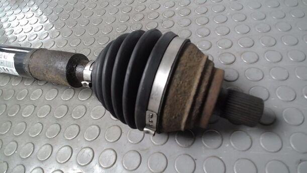 Foto: ANTRIEBSWELLE RECHTS  ( 5 GANG SCHALTGETRIEBE ) eines VW Passat Variant 2.0 TDI DPF GL
