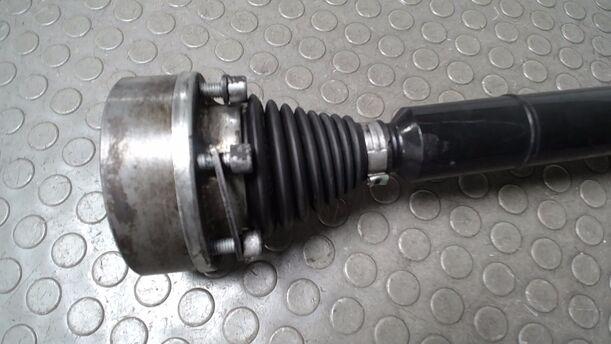 Foto: ANTRIEBSWELLE RECHTS  ( 5 GANG SCHALTGETRIEBE ) eines VW Passat Variant 2.0 TDI DPF GL