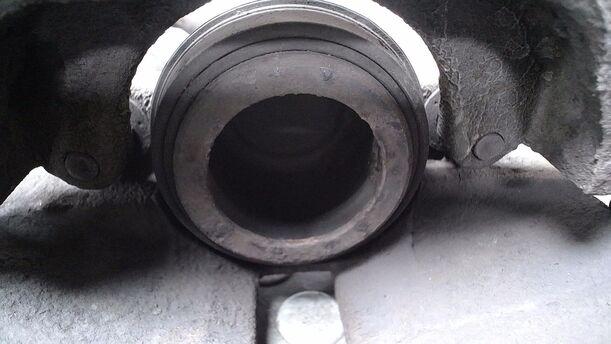 Foto: BREMSSATTEL VORN LINKS ( ATE ) eines VW Passat Variant 2.0 TDI DPF GL