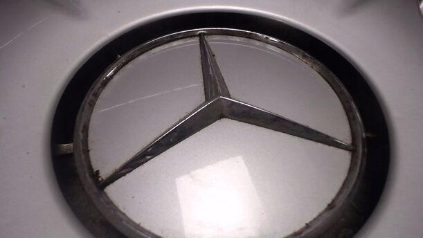 Foto: EINZELRADKAPPE  ( 15 ZOLL ) eines Mercedes-Benz E 200 T Kompressor GL