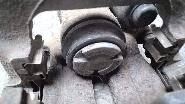 Foto: BREMSSATTEL HINTEN RECHTS eines VW Passat Variant 2.0 TDI DPF GL