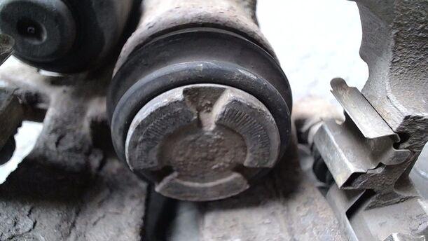Foto: BREMSSATTEL HINTEN LINKS eines VW Passat Variant 2.0 TDI DPF GL