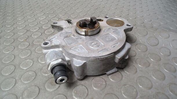 Foto: VAKUUMPUMPE ( BOSCH ) eines VW Passat Variant 2.0 TDI DPF GL