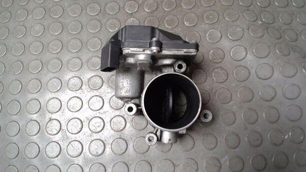 Foto: DROSSELKLAPPENSTUTZEN/ DROSSELKLAPPE eines VW Passat Variant 2.0 TDI DPF GL