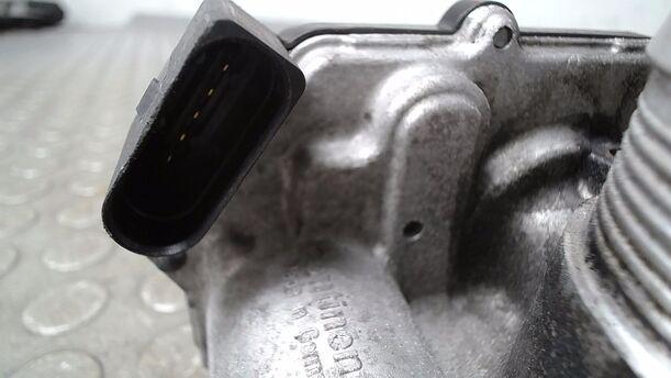 Foto: DROSSELKLAPPENSTUTZEN/ DROSSELKLAPPE eines VW Passat Variant 2.0 TDI DPF GL