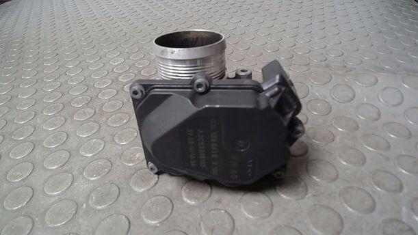 Foto: DROSSELKLAPPENSTUTZEN/ DROSSELKLAPPE eines VW Passat Variant 2.0 TDI DPF GL