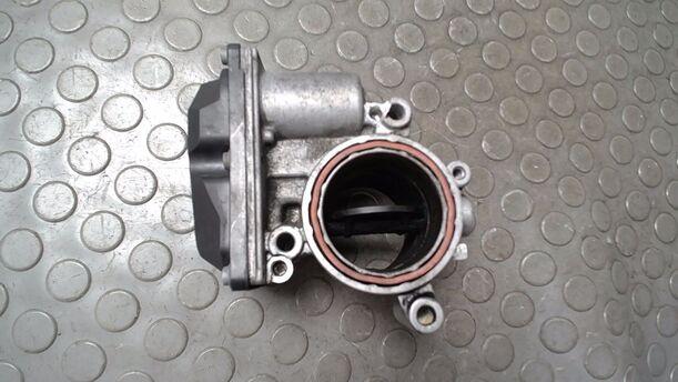 Foto: DROSSELKLAPPENSTUTZEN/ DROSSELKLAPPE eines VW Passat Variant 2.0 TDI DPF GL