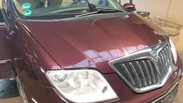 Foto: MOTORHAUBE ( OHNE KÜHLERGRILL ) eines Lancia Phedra 2.2 Multijet 16v DPF GL