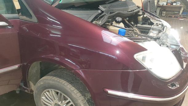 Foto: KOTFLÜGEL RECHTS eines Lancia Phedra 2.2 Multijet 16v DPF GL