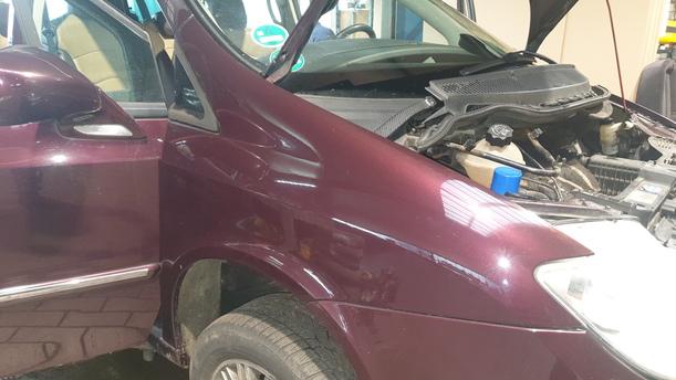 Foto: KOTFLÜGEL RECHTS eines Lancia Phedra 2.2 Multijet 16v DPF GL